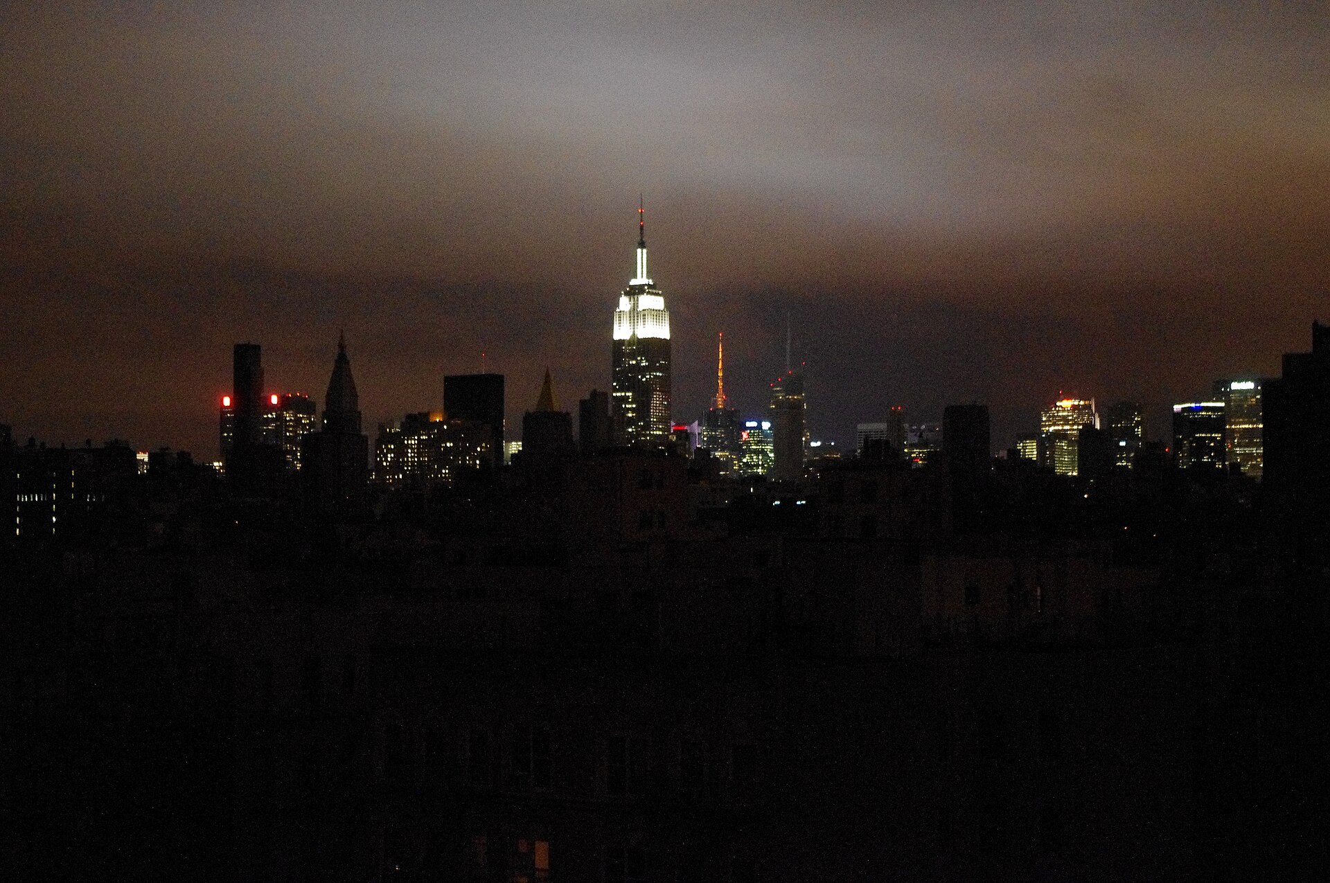 2012 年桑迪颶⁠風時⁠，曼⁠哈⁠頓部⁠分停⁠電的街⁠景⁠照⁠片